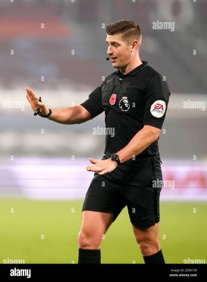 referee-robert-jones-during-the-premier-league-match-at-the-london-stadium-2D9X158.jpg