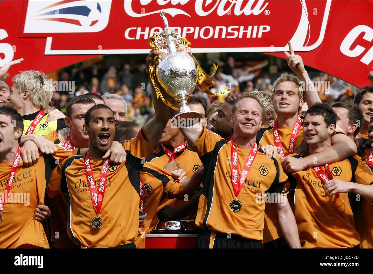 wolves-celebrate-win-wolverhampton-wanderers-fc-molineux-stadium-wolverhampton-JDC78D.jpg