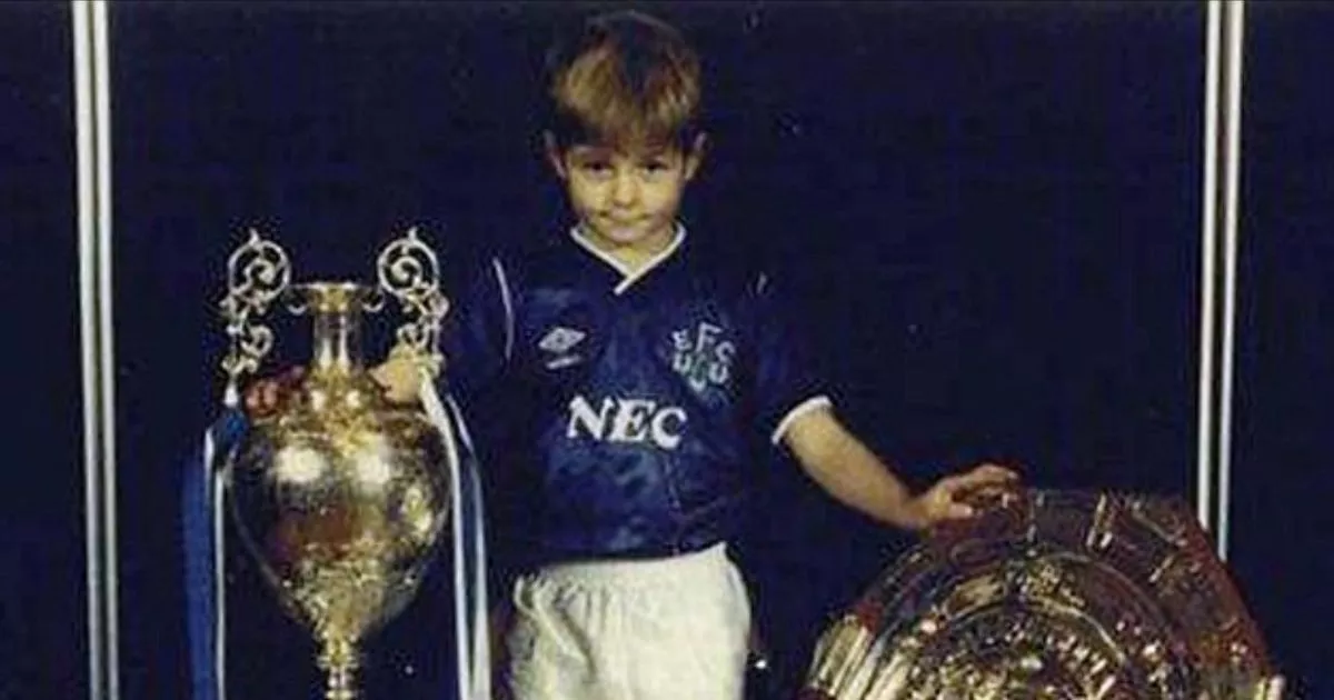 0_Steven-Gerrard-as-a-young-boy-wearing-an-Everton-kit.jpg